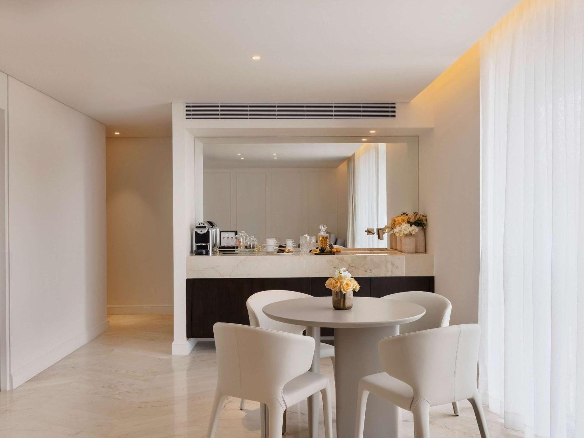 Theatron & Mgallery Collection מלון 5*